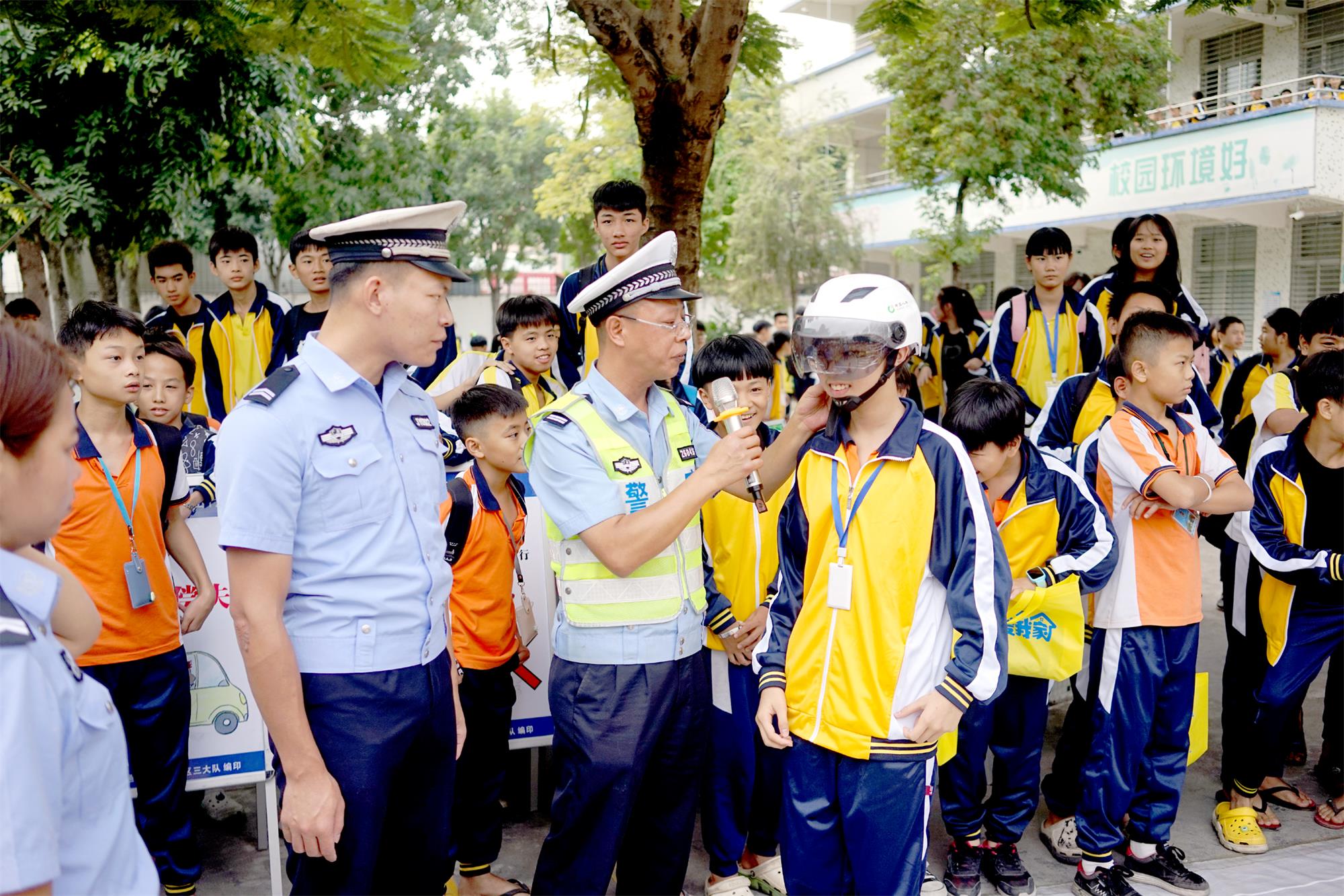 揭东交警大队到云路初级中学开展宣传活动