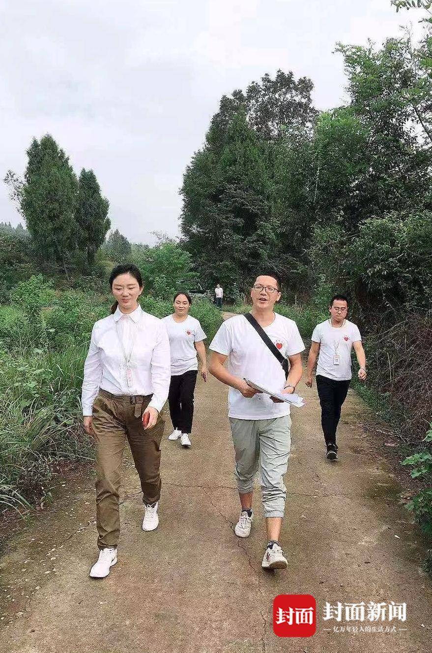 19日,在渠县万兴广场附近的万祥苑小区,一名男子与下班回家