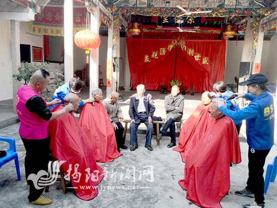 揭东区新亨镇仙美村一名行动不便的老人,平时生活比较孤独,每次