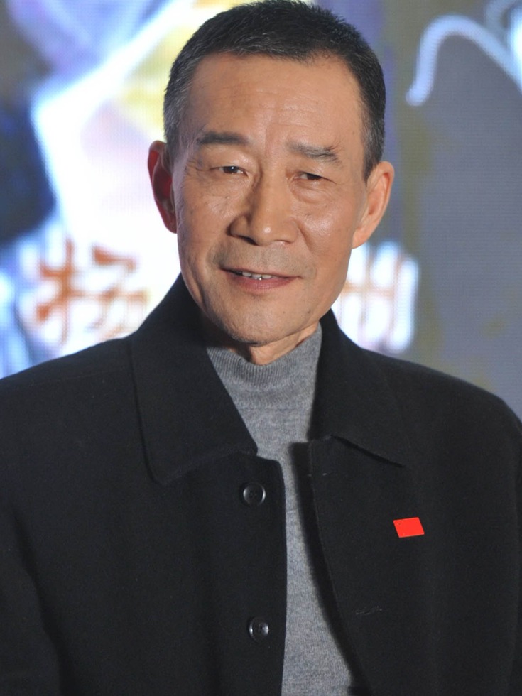 为人民服务"的小书包,67岁的表演艺术家李雪健帅气地出现在北京青年报