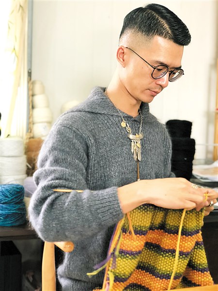 从潘锐彬记事起,母亲就一直在做毛衣的代加工.