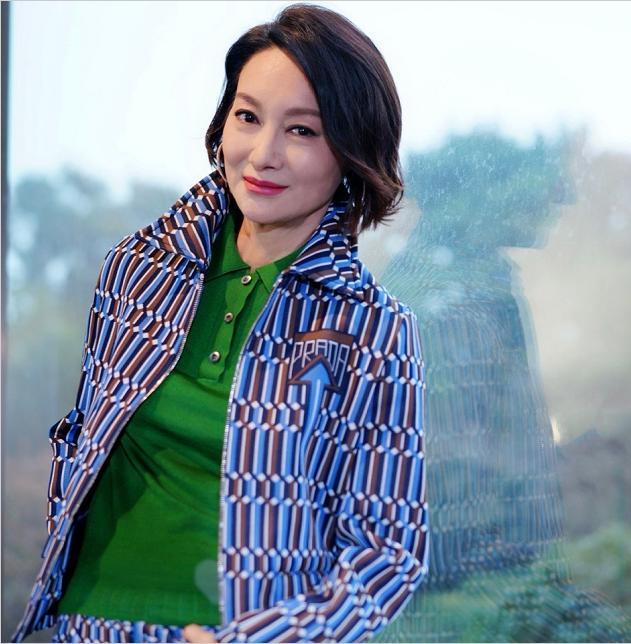 但惠英红并非"大器晚成"型演员,1981年,她就凭借电影《长辈》获得第一