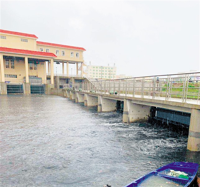 海门湾桥闸开闸排水