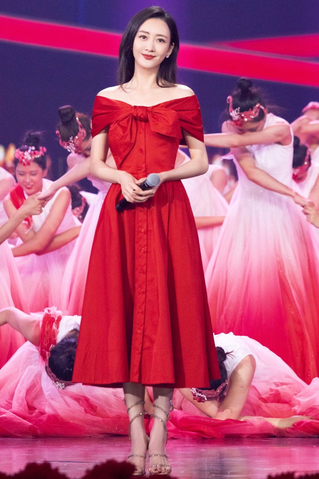 王鸥助阵央视国庆晚会为祖国生日献赞歌