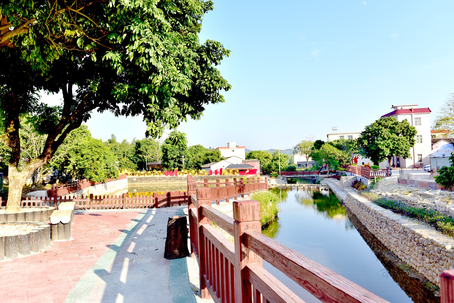 南山镇火炬村绿水青山间的红色堡垒