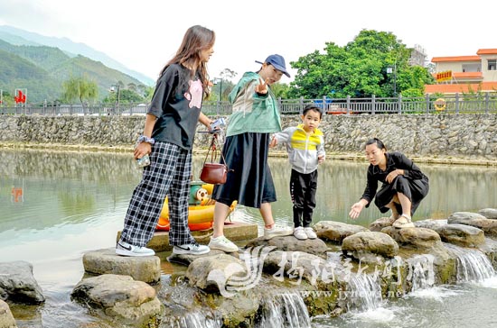 揭西县关山村昔日穷困地如今网红村