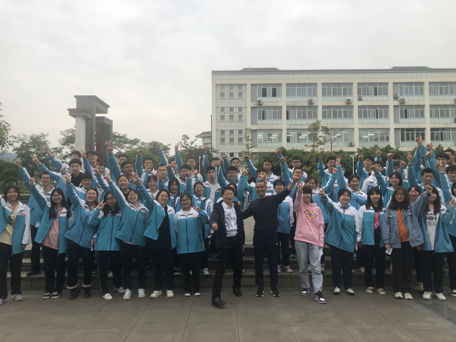 段礼富和犍为一中学生在一起.受访者供图