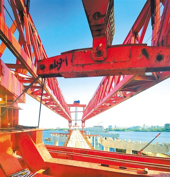 汕北大道莲阳河特大桥启动t梁架设