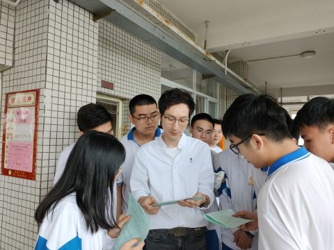 揭阳第一中学榕江新城学校高三老师为学生答疑解惑.