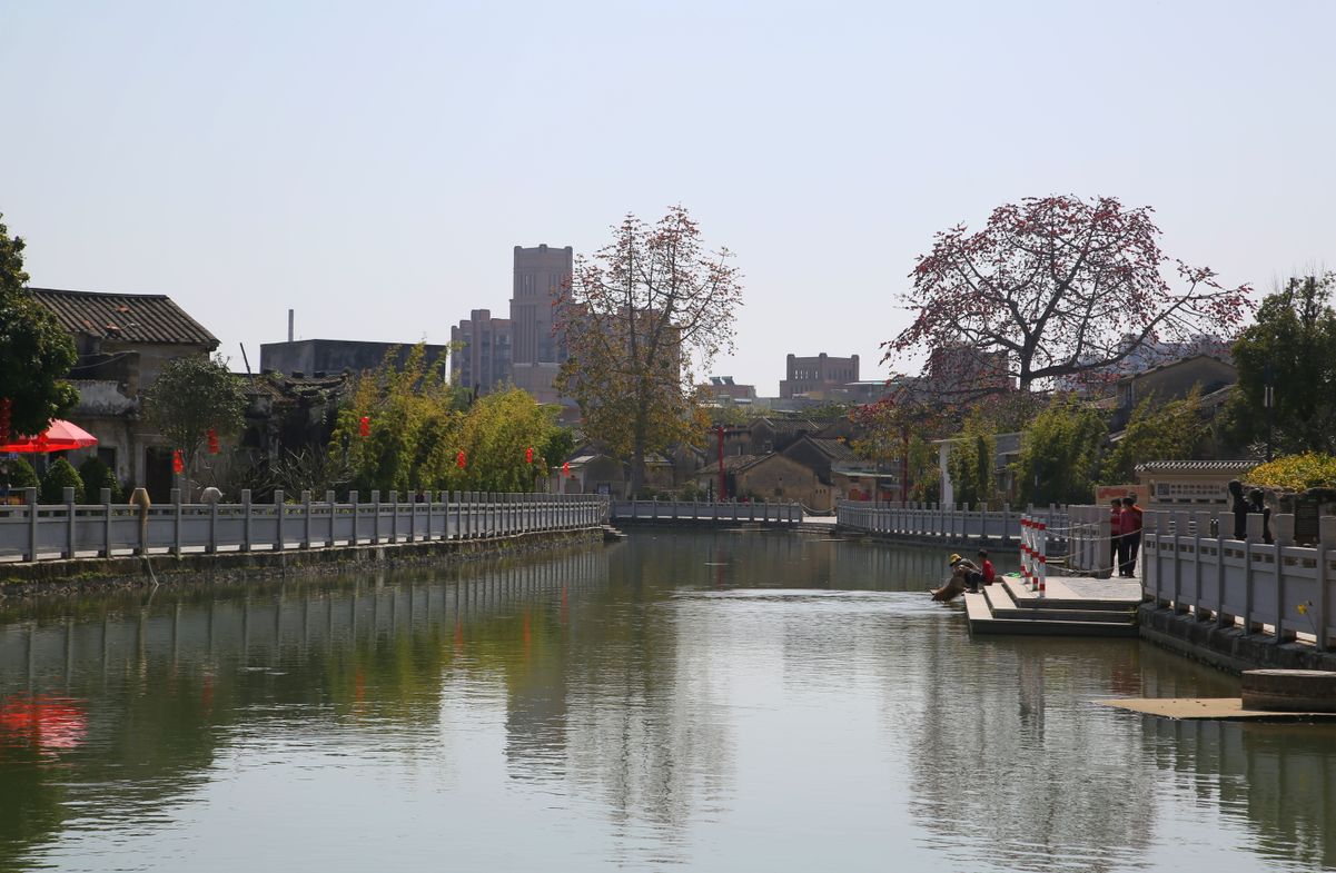 午后行走于汕头樟林古港河边新兴街.